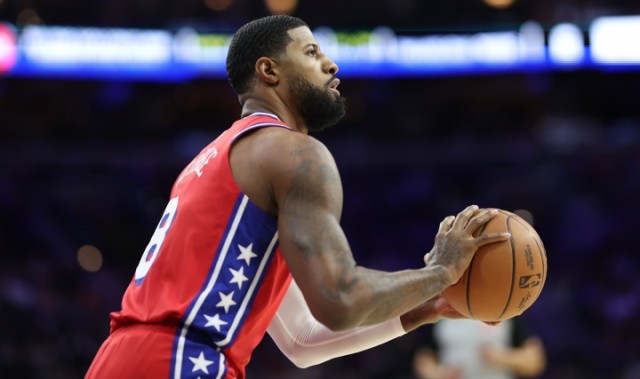 开云体育-不手软！保罗·乔治底角三分一箭穿心 帮助76人紧咬比分