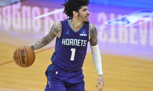 篮筐加了盖！三球半场出战14分钟 10中3仅拿6分&amp;三分5中0