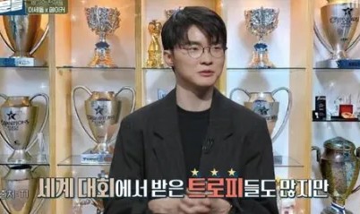 kaiyun sports-Faker：家人们喜欢奖杯，但更喜欢家里的青龙勋章