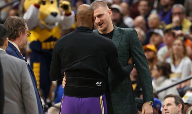 詹姆斯：约基奇是最伟大球员之一，我需要拥抱他表达我的敬意