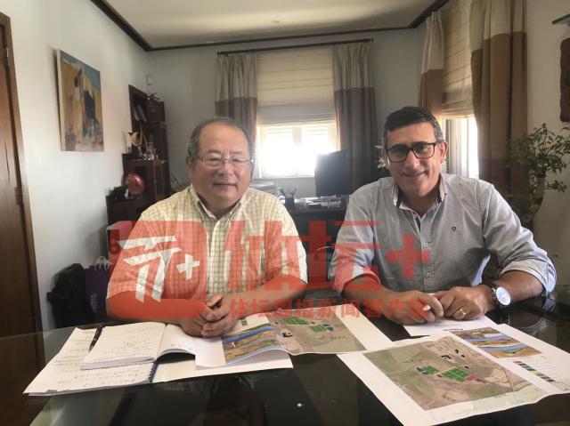 东方龙足球俱乐部主席陈祺（左）与帕尔梅拉市政府官员讨论基地建设事宜。.jpg