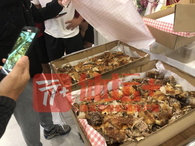 1662040158638017324.jpg 17-当地有特色的烤全羊是球员们比较欣赏的美食之一.jpg