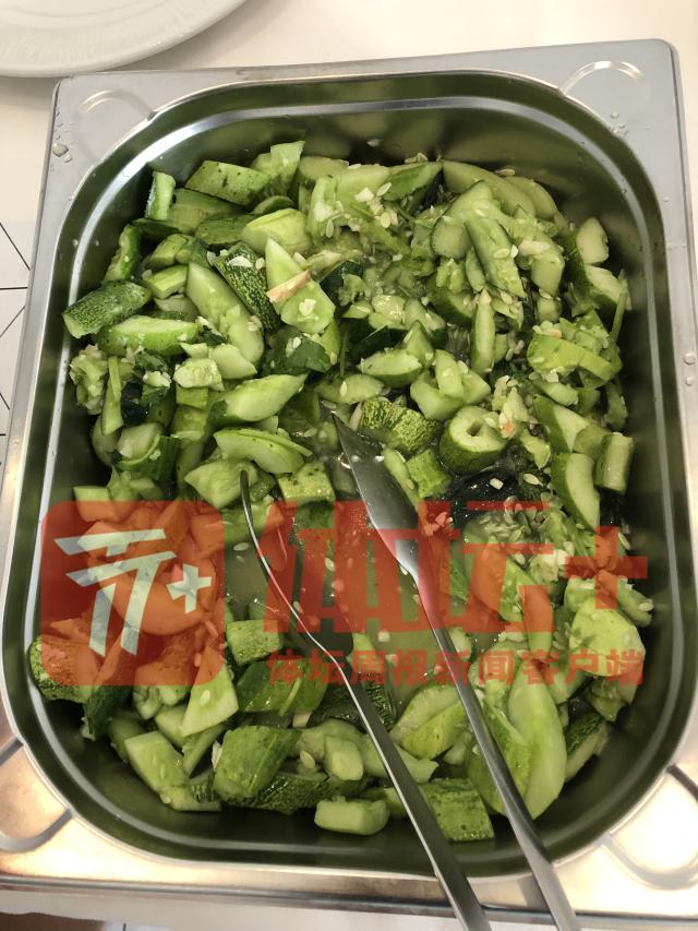 1662040194157087006.jpg 16-酒店服务员“大英子”自己家种的中国黄瓜是最受欢迎的凉菜.jpg